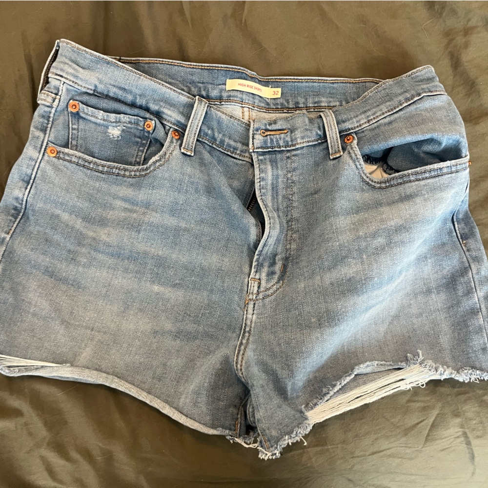 Levi’s denim shorts high rise size 32